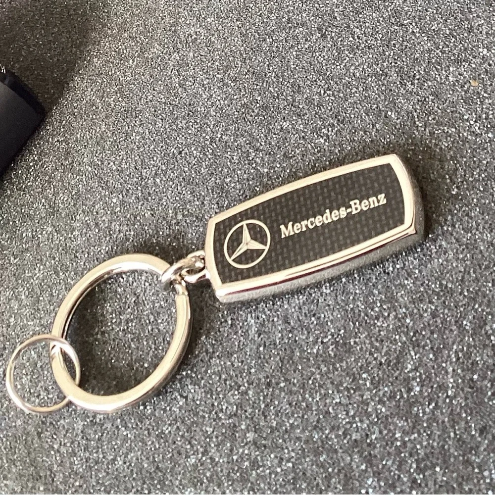 🌺 New Mercedes-Benz Silver Black Keyring